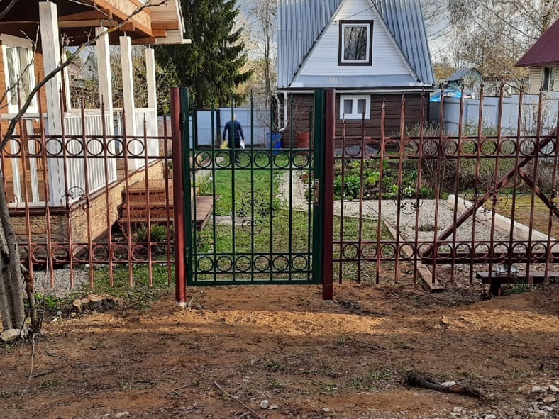 Сварной забор с кольцами, пиками и коваными панелями, Эжва, общ. Емвалька